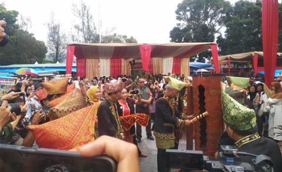 Prosesi adat Kedurai Agung suku Rejang